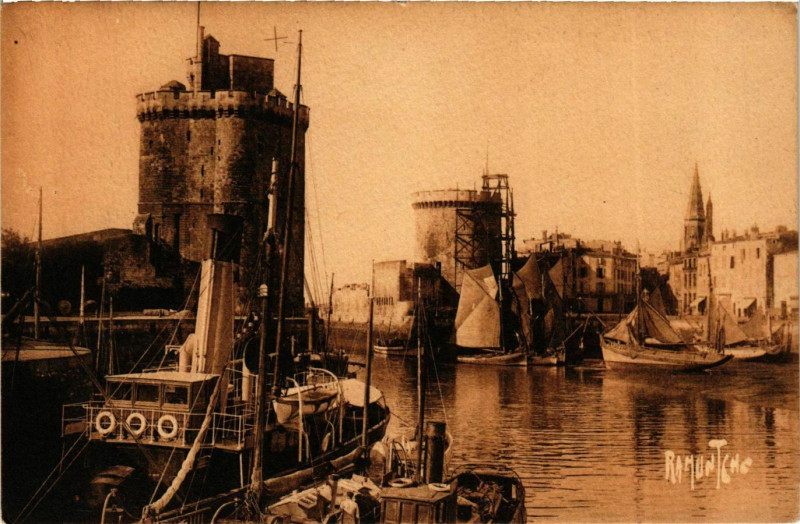 Carte postale ancienne Sortie du Port de La Rochelle à La Rochelle