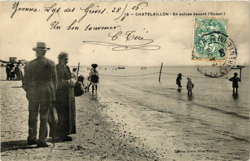 Carte postale ancienne Chatelaillon - En extese devant l'Ocean