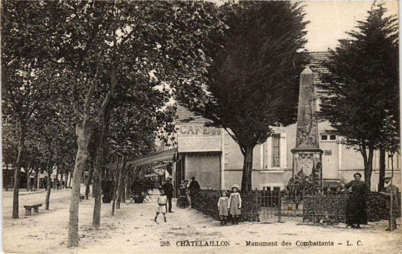Carte postale ancienne Chatelaillon - Monument des Combattants