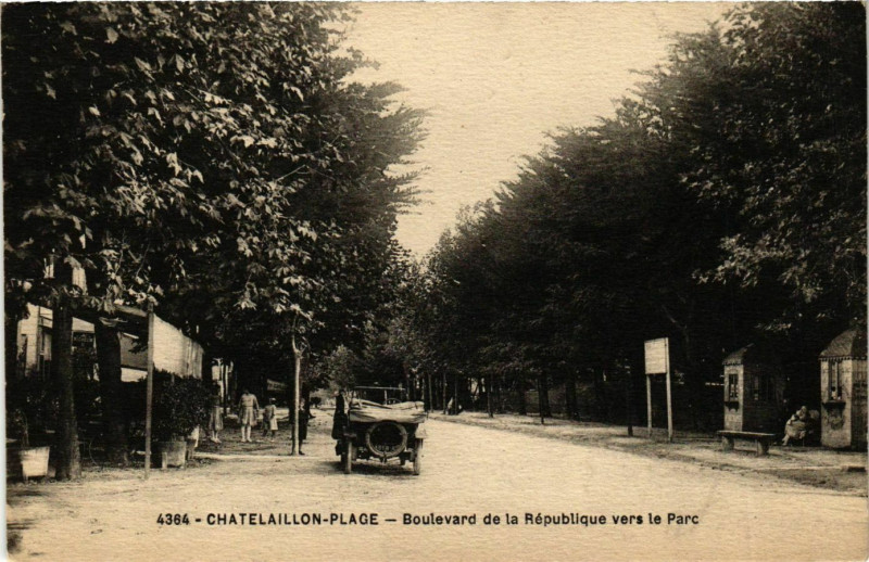 Carte postale ancienne Chatelaillon - Plage - Boulevard de la République vers le Parc