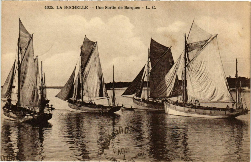 Carte postale ancienne La Rochelle - Une Sortie de Barques à La Rochelle
