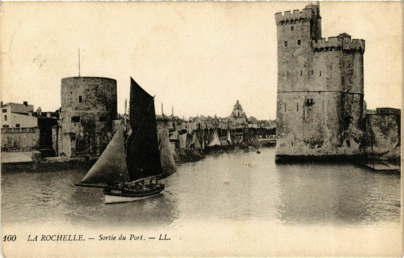 Carte postale ancienne La Rochelle - Sortie du Port à La Rochelle