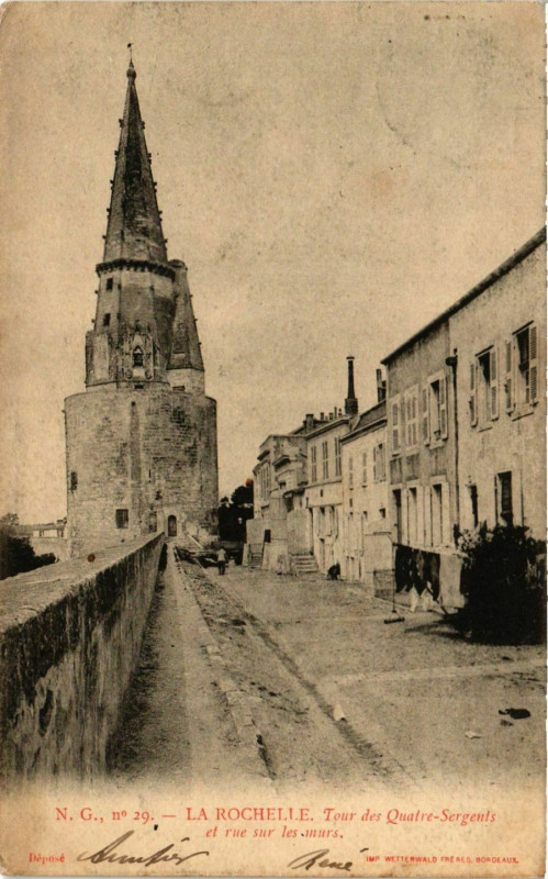 Carte postale ancienne La Rochelle - Tour des Quatre-Sergent et rue sur les murs à La Rochelle