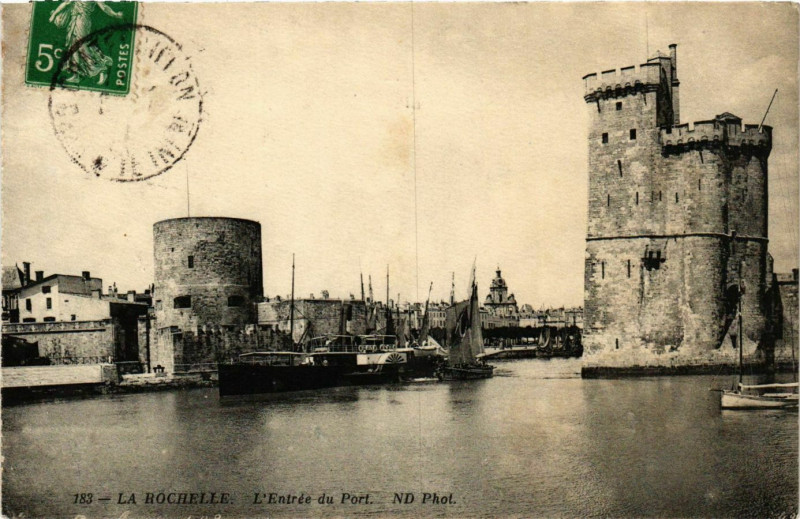 Carte postale ancienne La Rochelle - L'Entrée du Port à La Rochelle