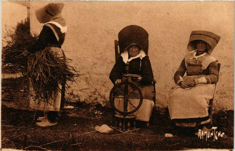 Carte postale ancienne Costumes de l'Ile d'Oleron