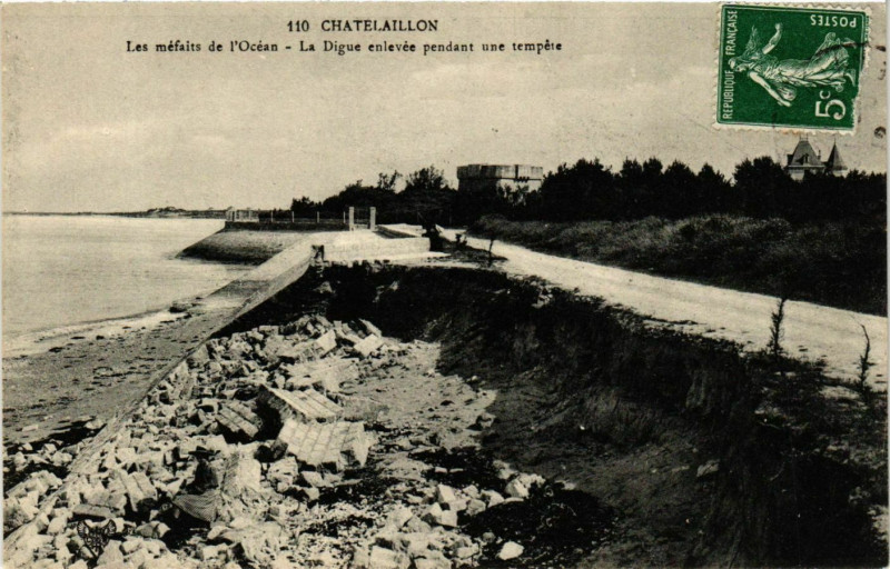 Carte postale ancienne Chatelaillon - Les méfaits de l'Oéan - La Digue enlevée pendant