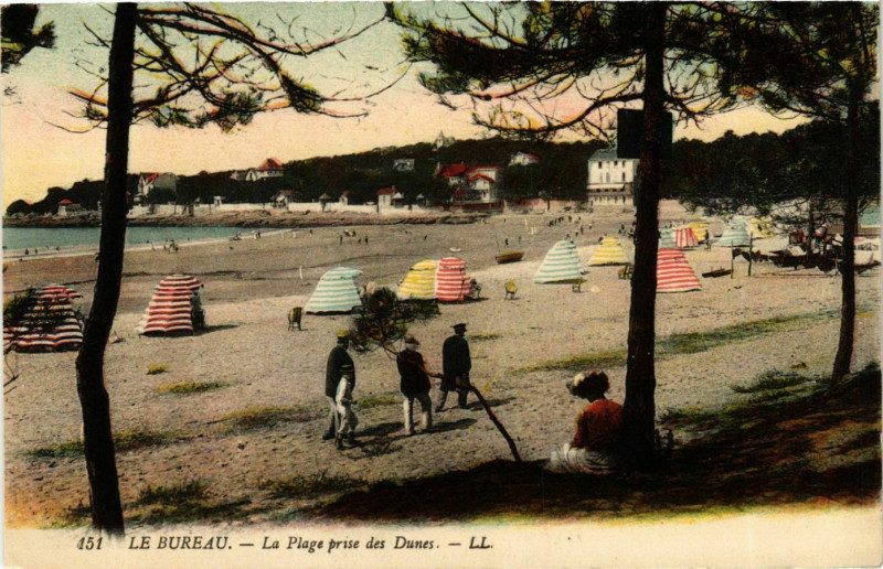 Carte postale ancienne Le Bureau - La Plage prise des Dunes