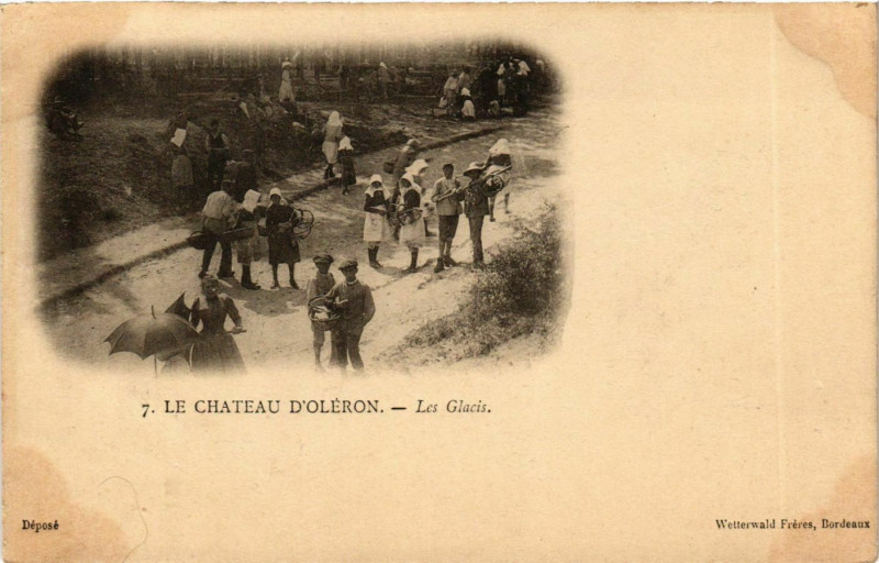 Carte postale ancienne Le Chateau D'Oleron. - Les Glacis