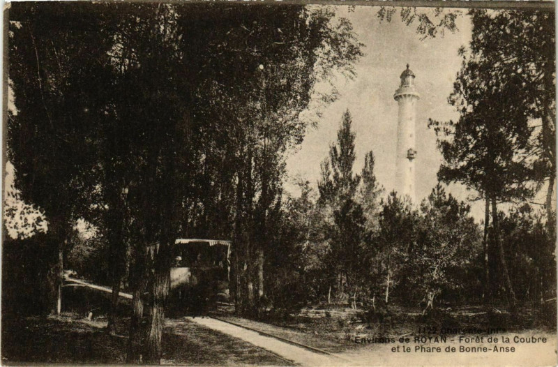 Carte postale ancienne Environs de Royan - Foret de la Coubre et le Phare de Bonne - Anse à Royan