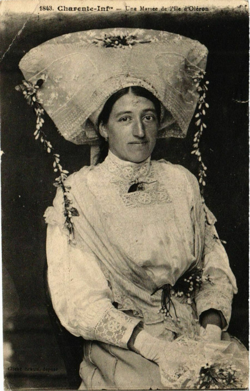 Carte postale ancienne Charente-Inf - Une Mariée de l'Ile d'Oleron