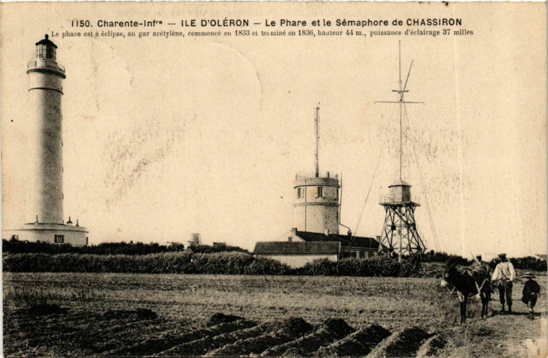 Carte postale ancienne Charente-Inf Ile d'Oleron Le Phare et le Sémaphore de Chassiron