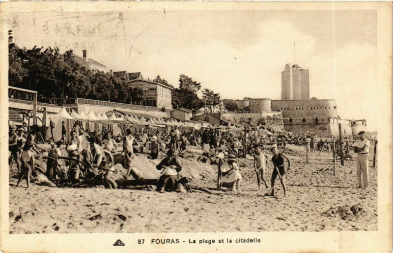 Carte postale ancienne Fouras - La Plage et la citadelle à Fouras