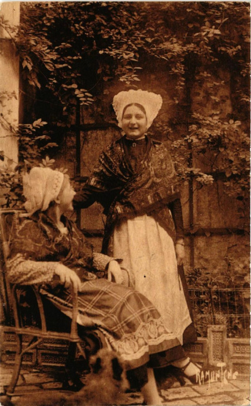 Carte postale ancienne Vieux Costumes d'Aunis et Stonge