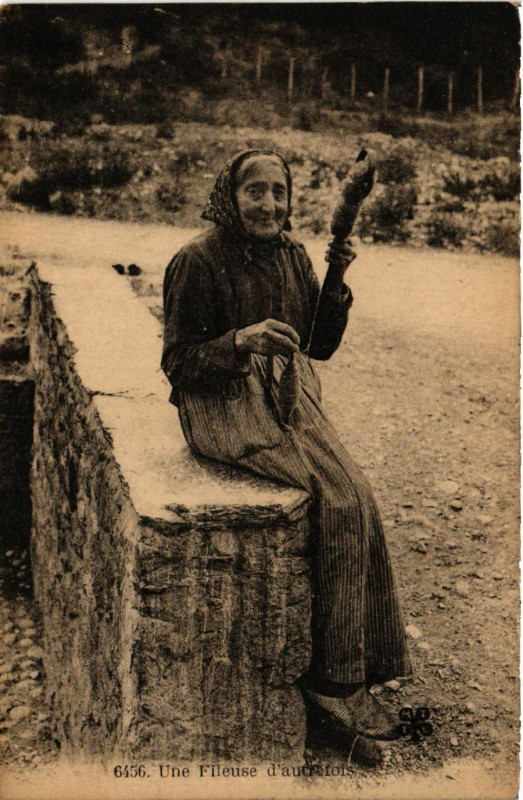 Carte postale ancienne Une Fileuse d'autrefois