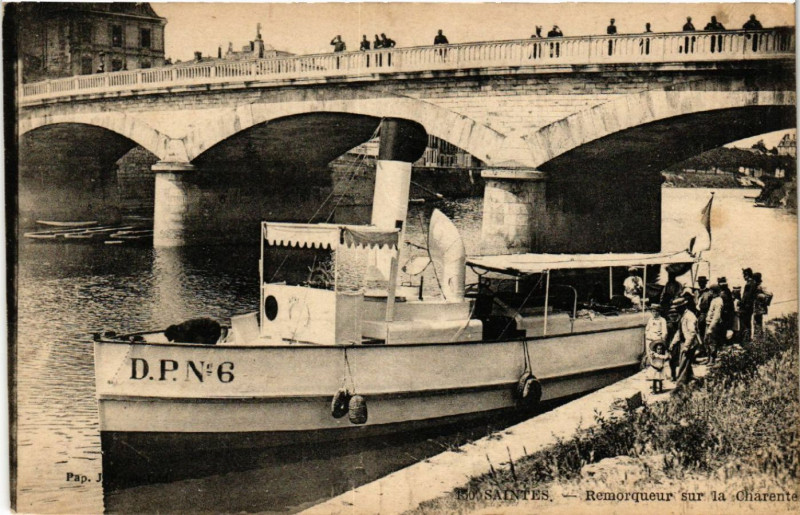 Carte postale ancienne Saintes - Remorqueur sur la Charente à Saintes