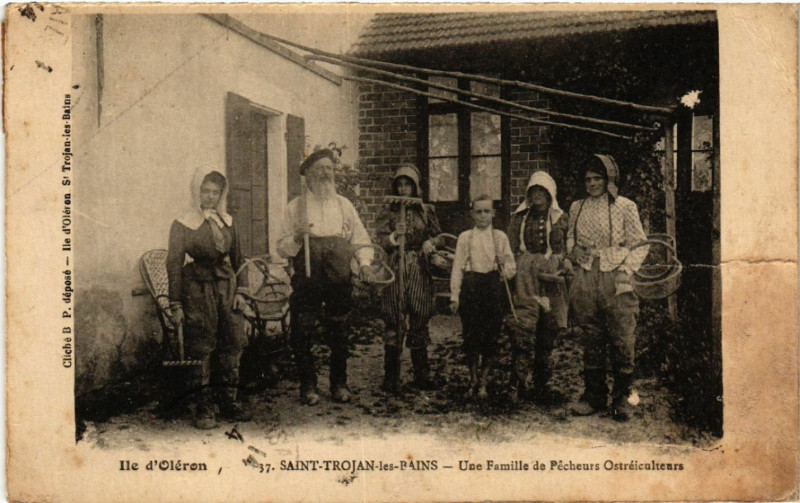 Carte postale ancienne Saint-Trojan-les-Bains - Une Famille de Pecheurs Ostréiculteurs à Saint-Trojan-les-Bains