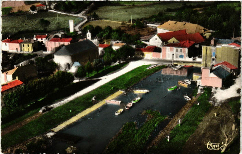 Carte postale ancienne Saint-Seurin-d'Uzet - Le Port