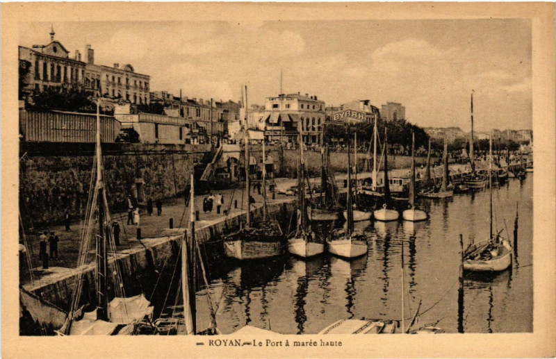 Carte postale ancienne Royan - Le Port a marée haute à Royan