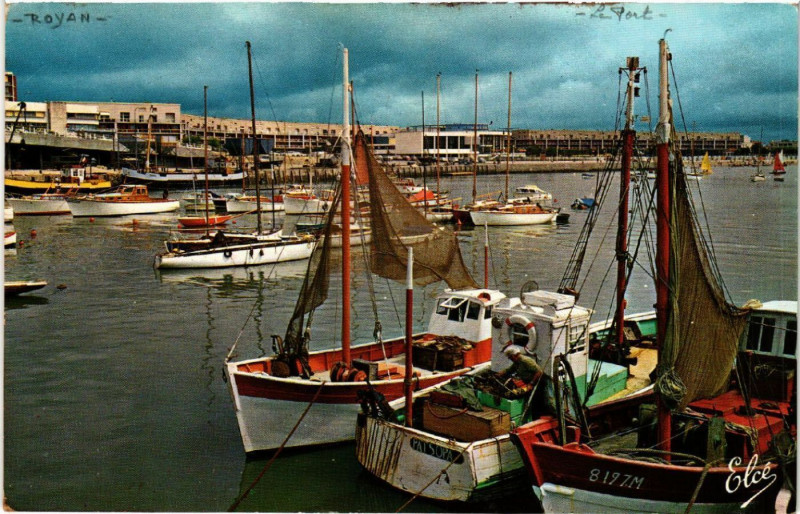 Carte postale ancienne Royan - Le Port et le Front de Mer à Royan