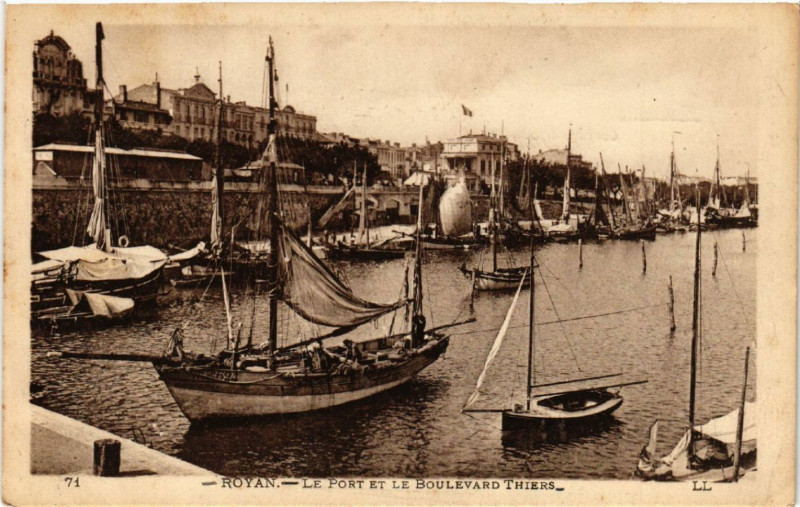 Carte postale ancienne Royan - Le Port et le Boulevard Thiers à Royan