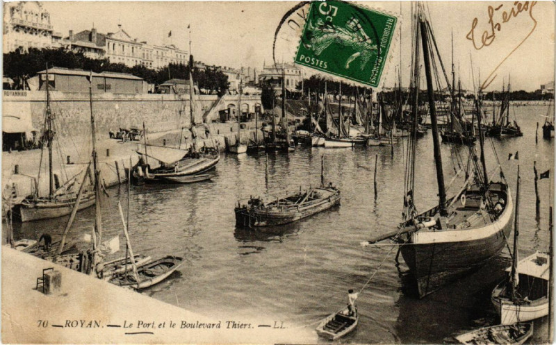 Carte postale ancienne Royan - Le Port et le Boulevard Thiers à Royan