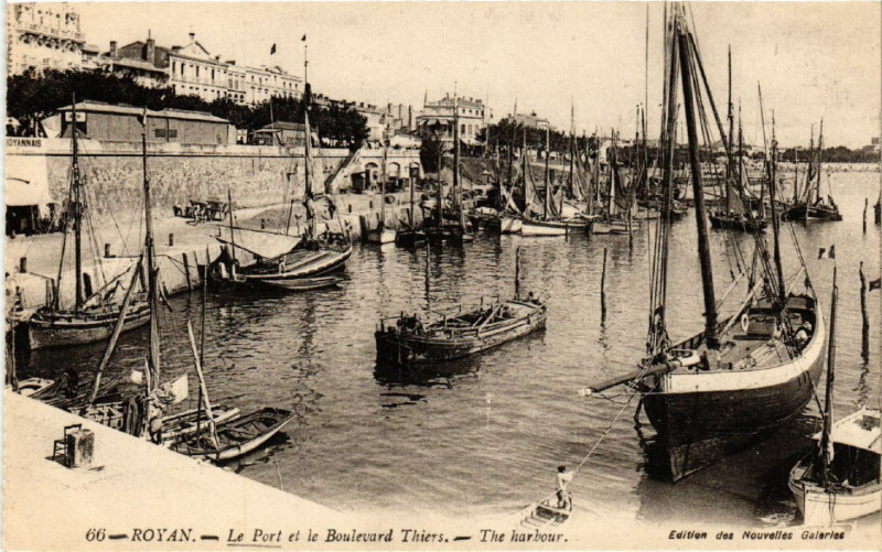 Carte postale ancienne Royan - Le Port et le Boulevard Thiers à Royan