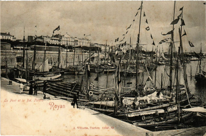 Carte postale ancienne Royan - Le Port et le Bd. Thiers à Royan