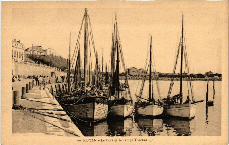 Carte postale ancienne Royan - Le Port et la rampe Torchut à Royan
