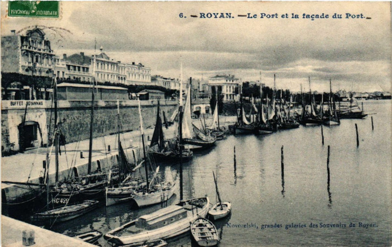 Carte postale ancienne Royan - Le Port et la facade du Port à Royan