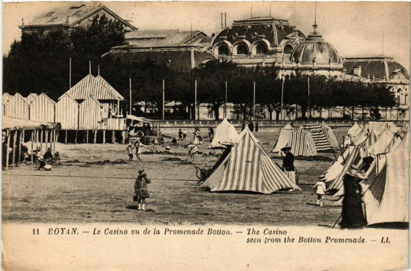 Carte postale ancienne Royan - Le Casino vu de la Promenade Botton à Royan