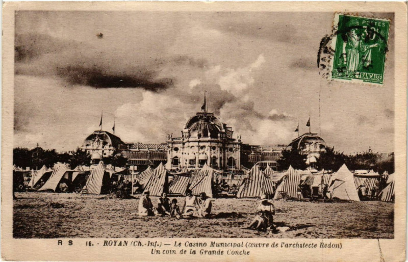 Carte postale ancienne Royan - Le Casino Municipal - Un coin de la Grande Conche à Royan
