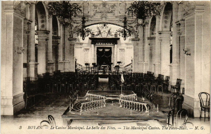 Carte postale ancienne Royan - Le Casino Municipal - La Salle des Fetes à Royan