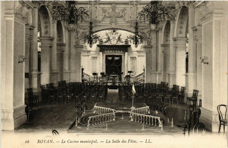 Carte postale ancienne Royan - Le Casino Municipal - La Salle des Fetes à Royan