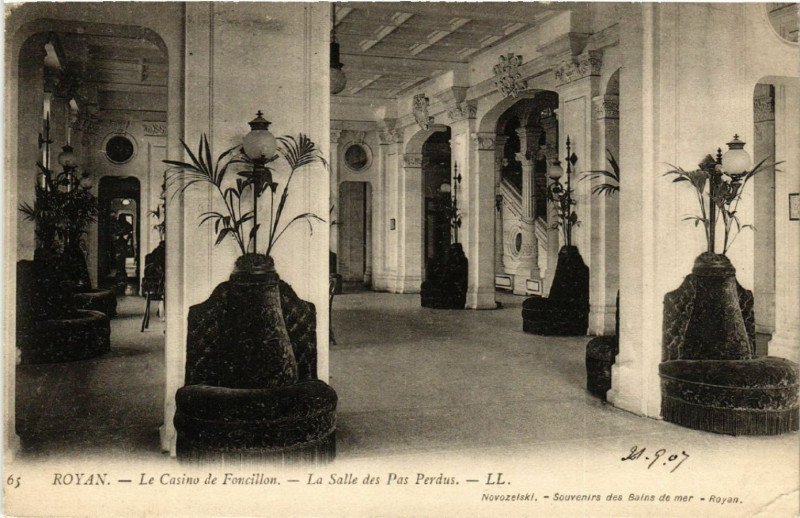 Carte postale ancienne Royan - Le Casino de Foncillon - La Salle des Pas Perdus à Royan
