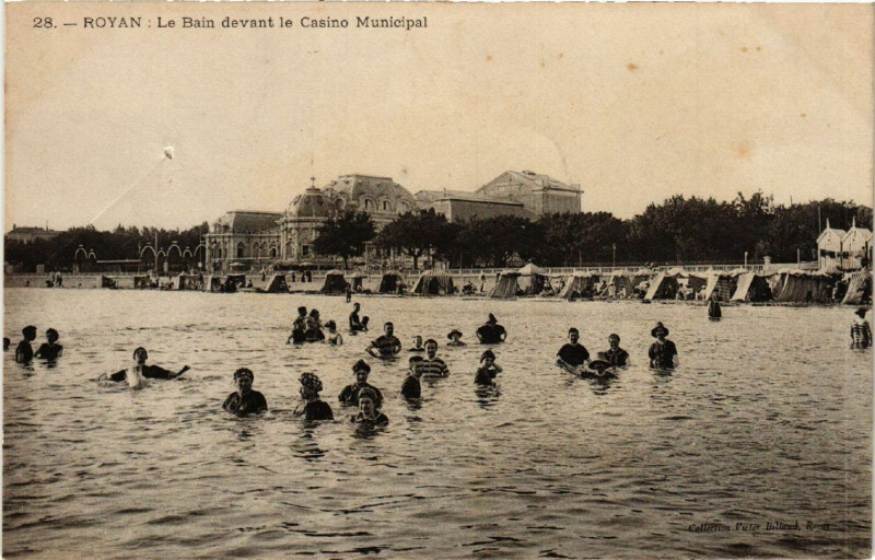 Carte postale ancienne Royan - Le Bain devant le Casino Municipal à Royan