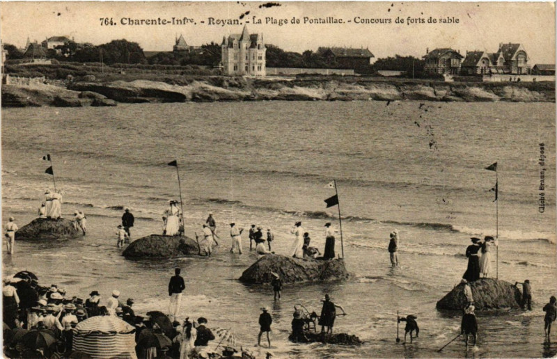 Carte postale ancienne Royan - La Plage de Pontaillac - Concours de forts de sable à Royan