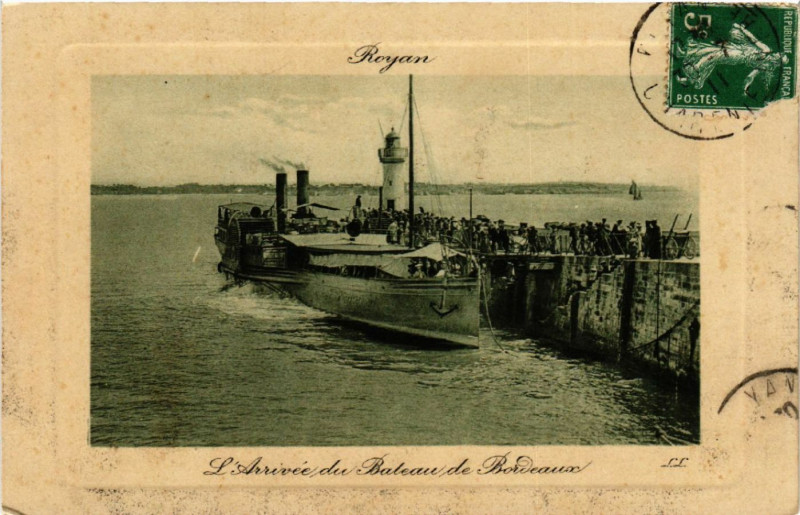 Carte postale ancienne Royan - L'Arrivée du Bateaux de Bordeaux à Royan