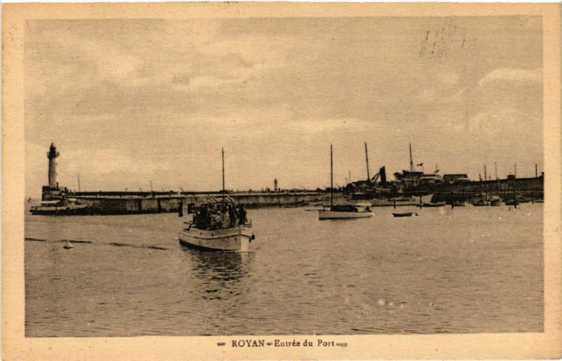 Carte postale ancienne Royan - Entrée du Port à Royan