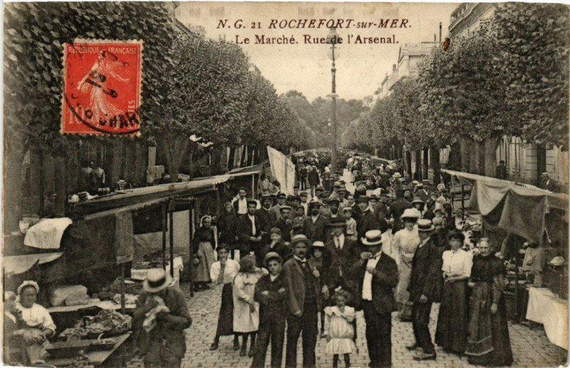 Carte postale ancienne Rochefort-sur-Mer - Le Marché - Rue de l'Arsenal à Rochefort