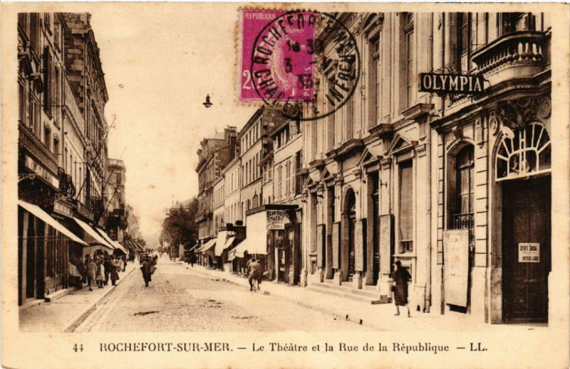 Carte postale ancienne Rochefort-sur-Mer - La Theatre et la Rue de la Republique à Rochefort
