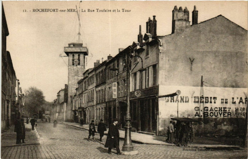Carte postale ancienne Rochefort-sur-Mer - La Rue Toufaire et la Tour à Rochefort