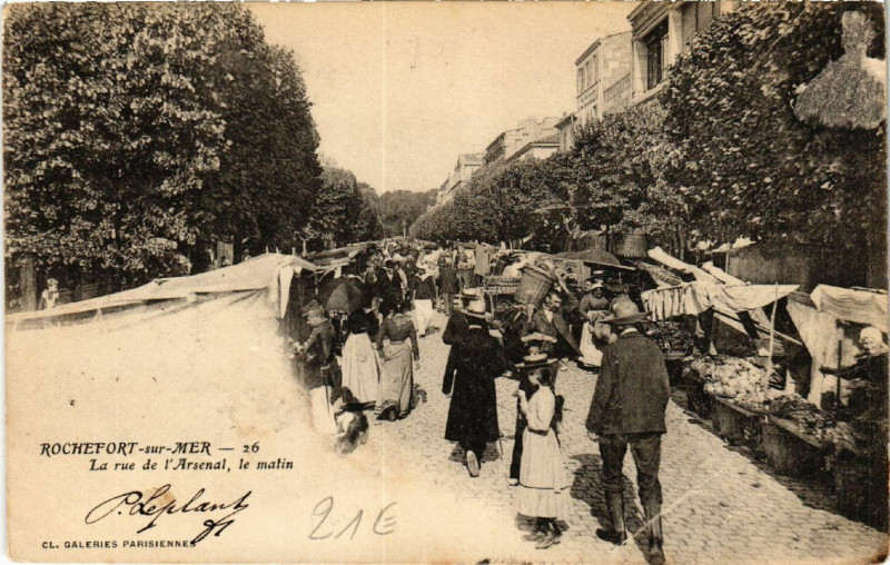 Carte postale ancienne Rochefort-sur-Mer - La rue de l'Arsenal - le matin à Rochefort