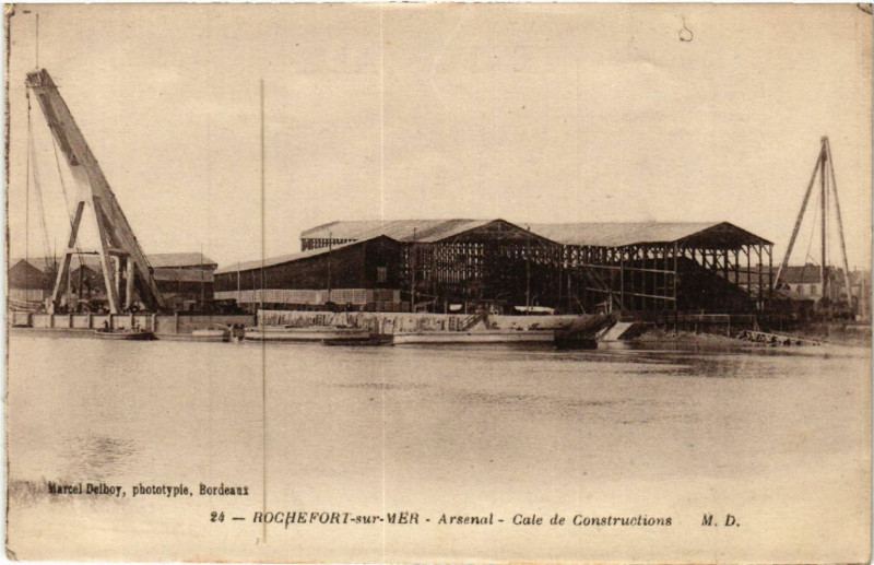 Carte postale ancienne Rochefort-sur-Mer - Arsenal - Cale de Constructions à Rochefort