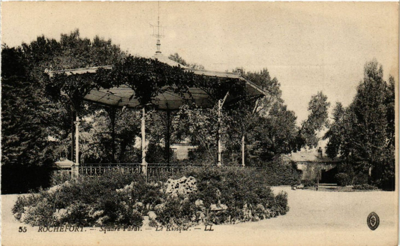 Carte postale ancienne Rochefort - Square Parat - Le Kiosque à Rochefort