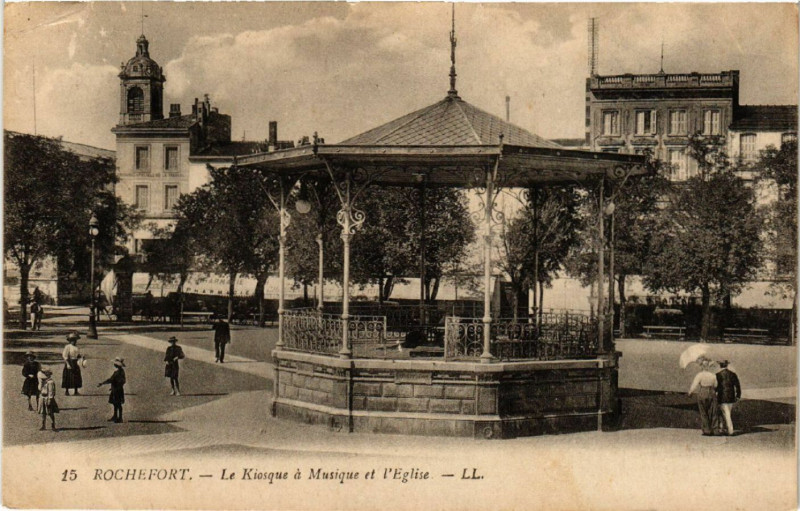 Carte postale ancienne Rochefort - Le Kiosque a Musique et l'Eglise à Rochefort