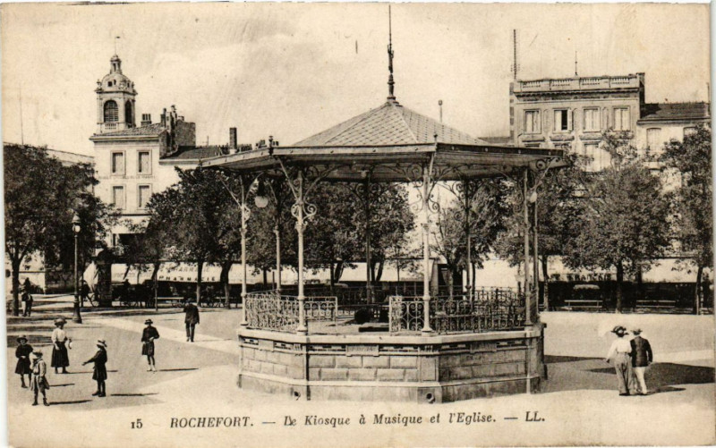 Carte postale ancienne Rochefort - Le Kiosque a Musique et l'Eglise à Rochefort
