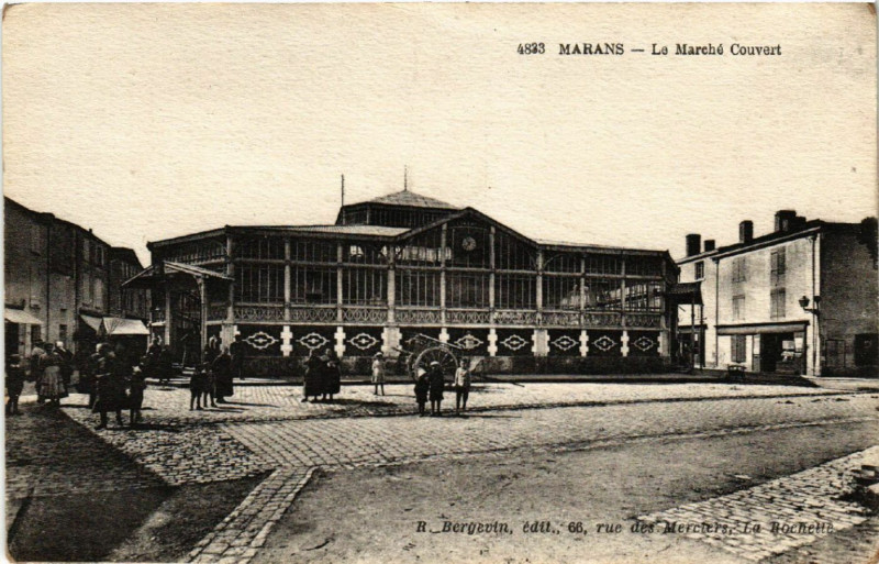 Carte postale ancienne Marans - Le Marché Couvert à Marans