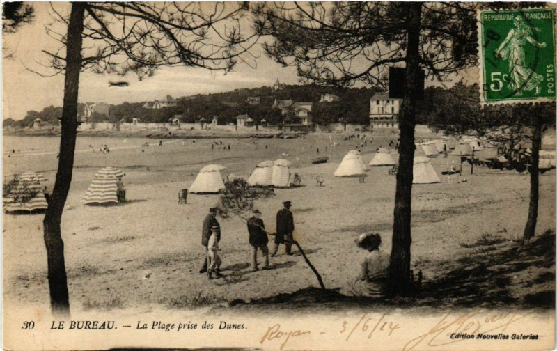 Carte postale ancienne Le Bureau - La Plage prise des Dunes