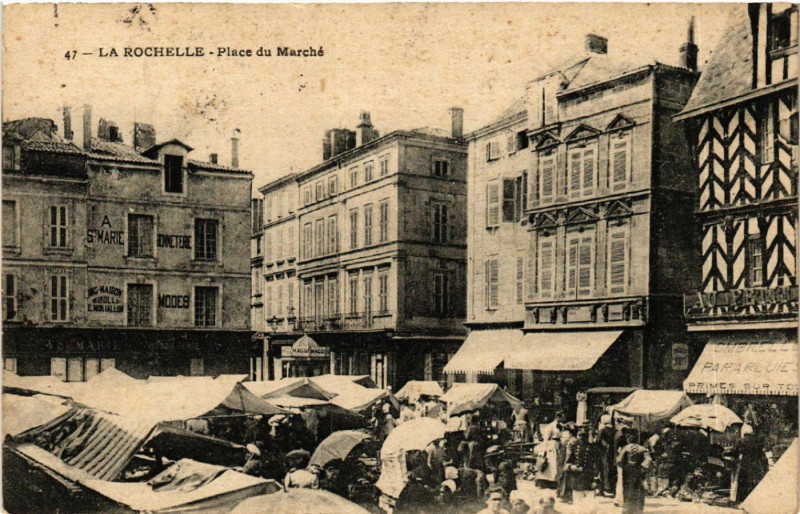 Carte postale ancienne La Rochelle - Place du Marché à La Rochelle
