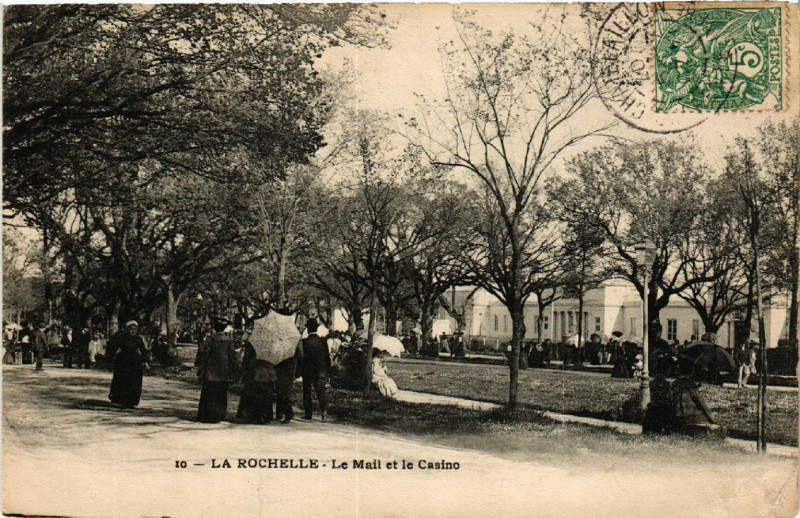 Carte postale ancienne La Rochelle - Le Mail et le Casino à La Rochelle